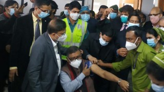 করোনা প্রতিরোধী টিকা নিলেন স্বাস্থ্যমন্ত্রী